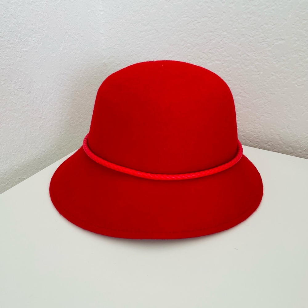 NWT NINE WEST Red Hat